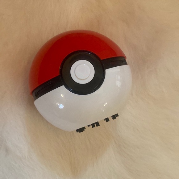 Pokemon Ball Desk Keyboard mini vacuum - super cute! Used once - Picture 1 of 5